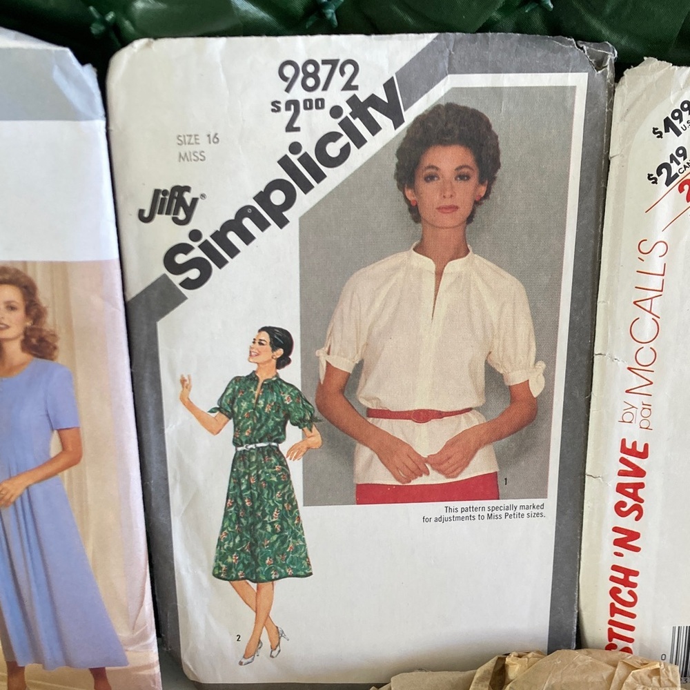 7 Vintage Dress Patterns + 4 Mystery Unpackaged Patterns - Picture 3 of 12